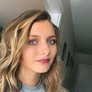 Meet your Posher, Courtney